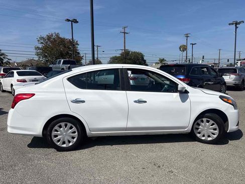 Used 2018 Nissan Versa SV FWD image 4