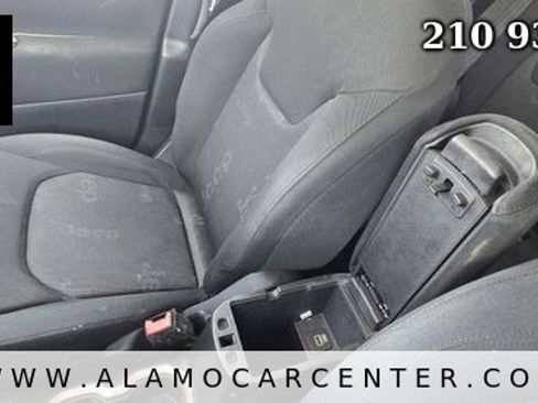 Used 2015 Jeep Renegade Latitude FWD image 38