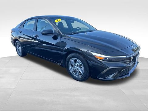 Used 2025 Hyundai Elantra SE FWD image 8