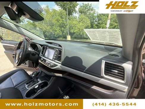 Used 2019 Toyota Highlander XLE AWD/4WD image 28