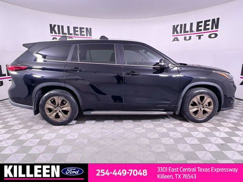 Used 2023 Toyota Highlander Bronze Edition image 9