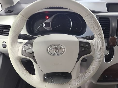 Used 2014 Toyota Sienna XLE w/ Entertainment Package FWD image 27