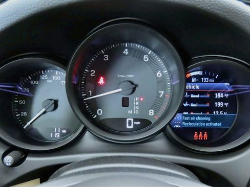 Used 2025 Porsche Macan AWD/4WD image 32