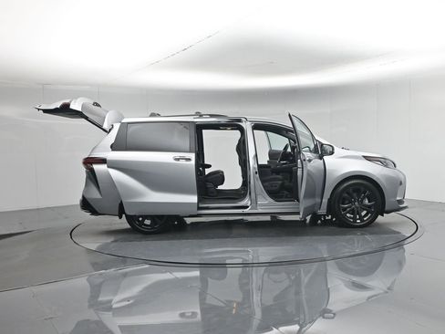 Used 2025 Toyota Sienna XSE w/ XSE Premium Package FWD image 5