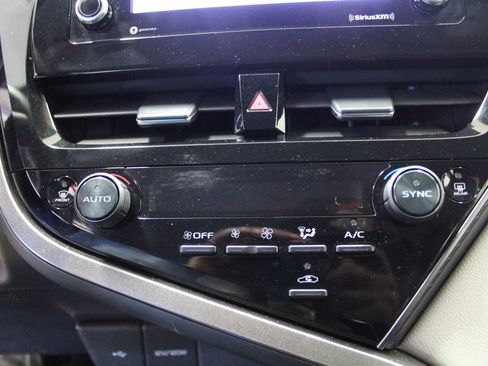 Used 2022 Toyota Camry LE image 14