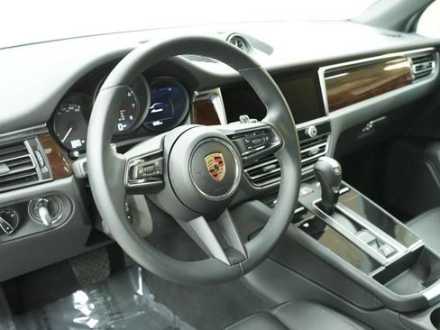 Certified 2025 Porsche Macan AWD/4WD image 4