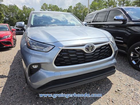 Used 2024 Toyota Highlander LE FWD image 4