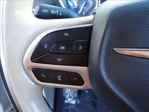 Used 2020 Chrysler Pacifica Limited image 17