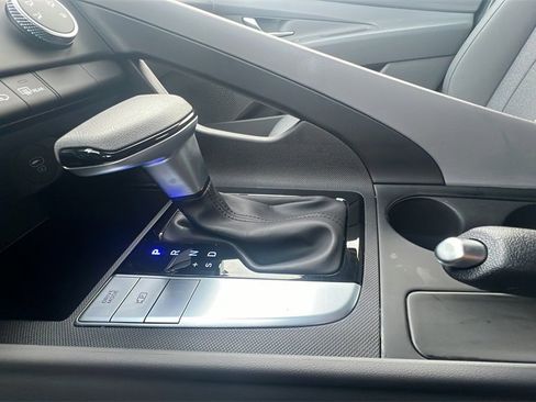 Certified 2024 Hyundai Elantra SE image 24