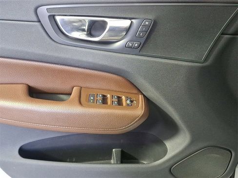 Used 2018 Volvo XC60 T5 Momentum w/ Vision Package image 13