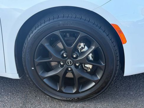 Used 2025 Chrysler Pacifica Limited FWD image 6