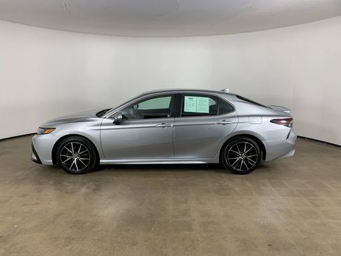 Used 2024 Toyota Camry SE image 16