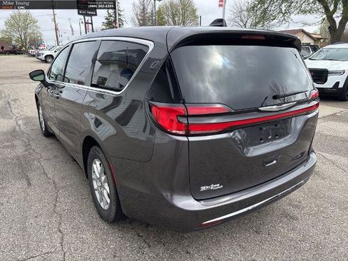 Used 2023 Chrysler Pacifica Touring-L FWD image 7