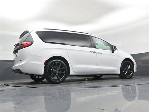 New 2026 Chrysler Pacifica Select image 39