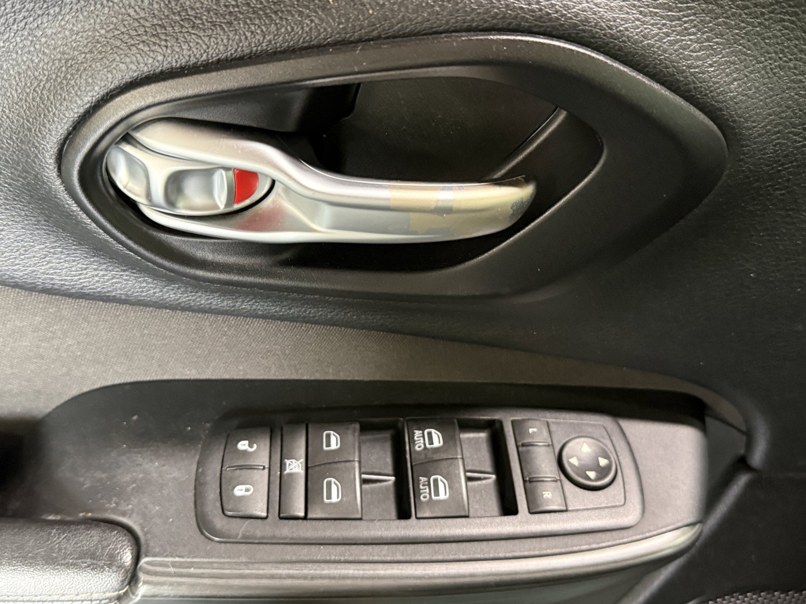 Used 2016 Jeep Cherokee Latitude AWD/4WD image 24