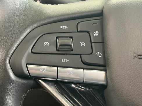 Used 2025 Cadillac XT6 Premium Luxury FWD image 24