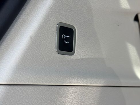 Used 2023 Chrysler Pacifica Touring-L FWD image 9