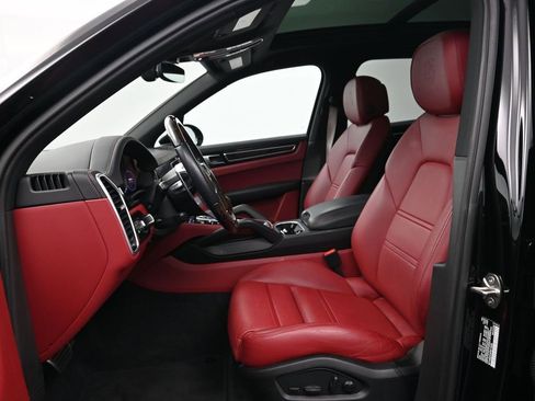 Used 2023 Porsche Cayenne S Platinum image 5