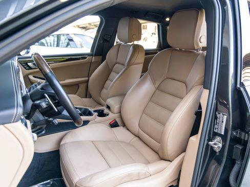 Certified 2023 Porsche Macan AWD/4WD image 5