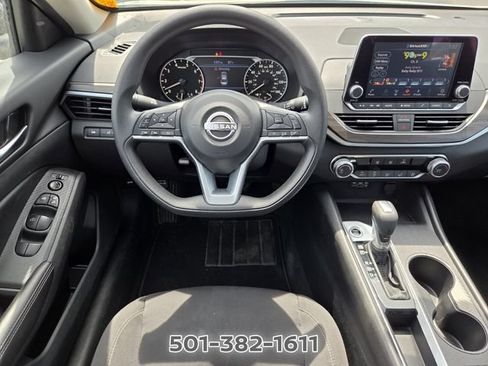 Used 2025 Nissan Altima 2.5 SV FWD image 13