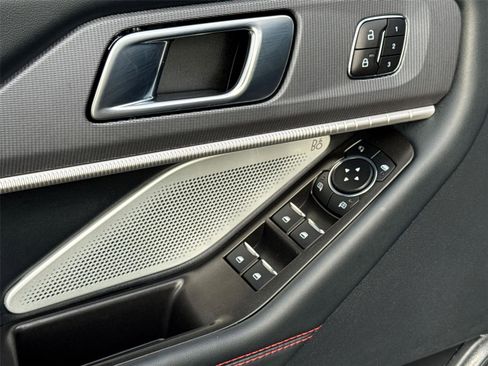 Used 2025 Ford Explorer ST image 30