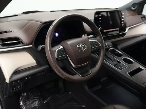 Certified 2024 Toyota Sienna Platinum FWD image 15