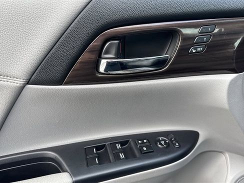 Used 2017 Honda Accord EX-L image 10