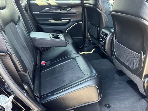 Used 2022 Jeep Grand Cherokee Altitude AWD/4WD image 17