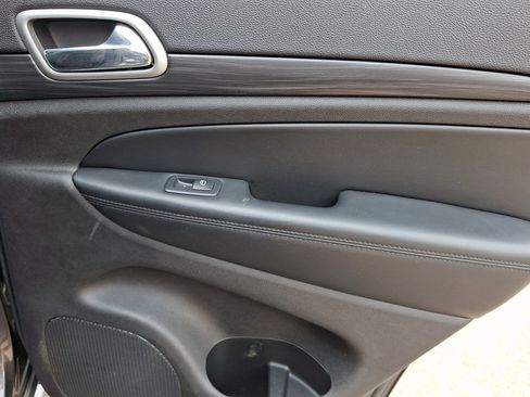 Used 2019 Jeep Grand Cherokee Altitude AWD/4WD image 14