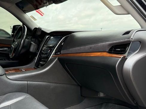 Used 2019 Cadillac Escalade Premium Luxury image 17