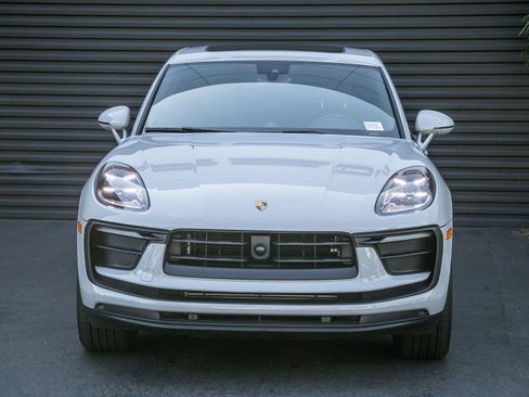 Certified 2025 Porsche Macan image 7