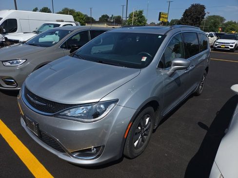 Used 2020 Chrysler Pacifica Touring-L FWD image 1
