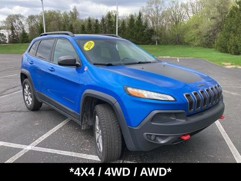 Used 2018 Jeep Cherokee Trailhawk w/ Comfort & Convenience Group AWD/4WD image 2