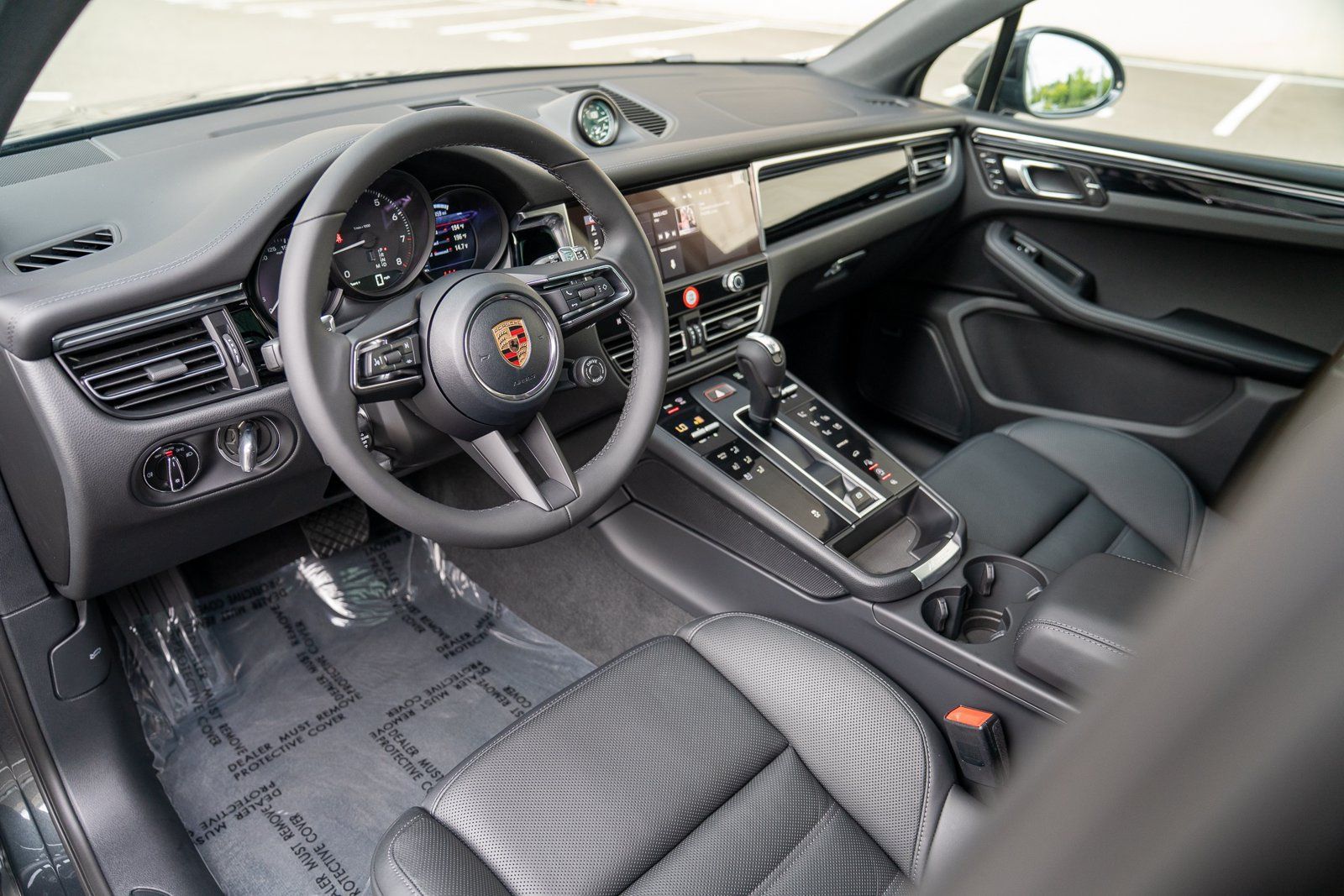 Certified 2026 Porsche Macan AWD/4WD image 4
