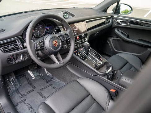 Certified 2026 Porsche Macan AWD/4WD image 4
