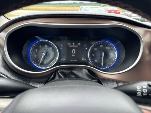 Used 2017 Chrysler Pacifica Touring-L FWD image 14