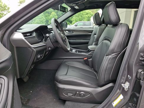 New 2026 Jeep Grand Cherokee Limited w/ Luxury Tech Group II AWD/4WD image 8