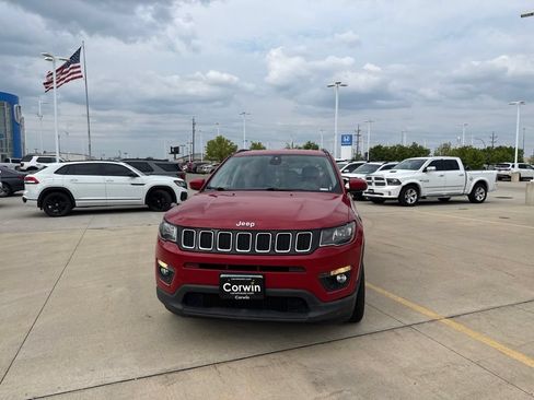 Used 2018 Jeep Compass Latitude w/ Popular Equipment Group AWD/4WD image 3