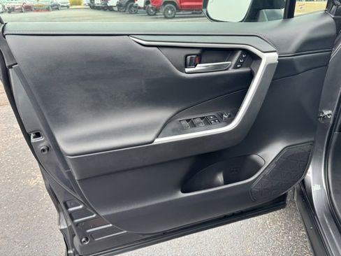 Used 2022 Toyota RAV4 Limited image 18