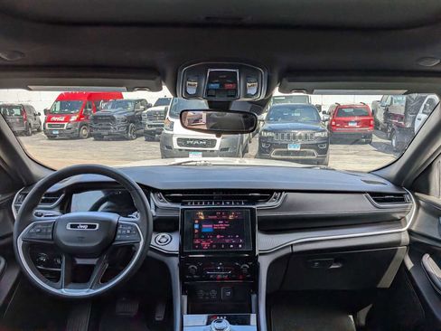 Certified 2023 Jeep Grand Cherokee Altitude image 18