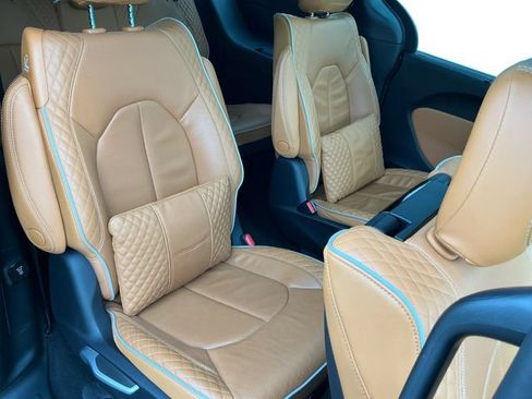 Used 2023 Chrysler Pacifica Pinnacle FWD image 23