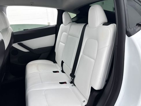 Used 2022 Tesla Model Y Long Range image 37