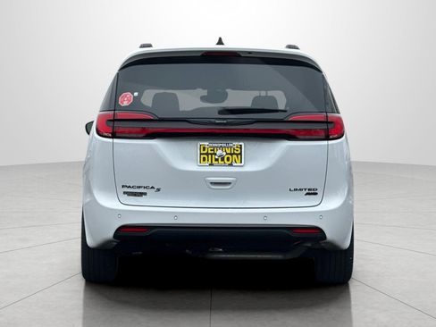 Used 2024 Chrysler Pacifica Limited w/ Uconnect Theater Family Group image 6
