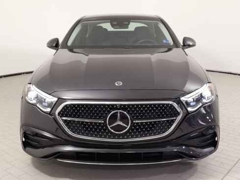 Used 2025 Mercedes-Benz E 350 4MATIC Sedan image 5