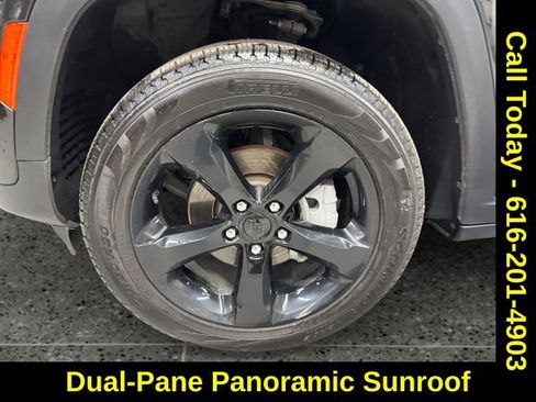 Used 2024 Jeep Grand Cherokee Limited w/ Black Appearance Package image 10