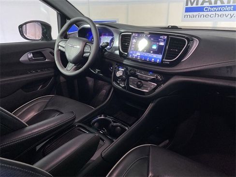 Used 2025 Chrysler Pacifica Limited image 27