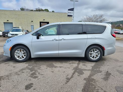 Used 2026 Chrysler Pacifica Select image 25