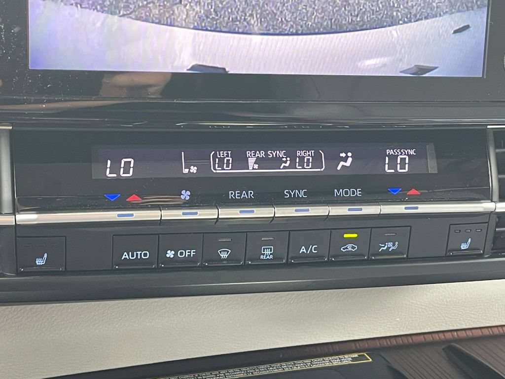 Used 2021 Toyota Sienna XLE w/ XLE Plus Package FWD image 27