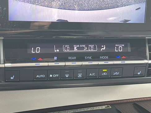 Used 2021 Toyota Sienna XLE w/ XLE Plus Package FWD image 27