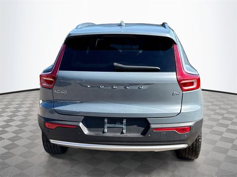 Used 2023 Volvo XC40 B4 Plus image 7
